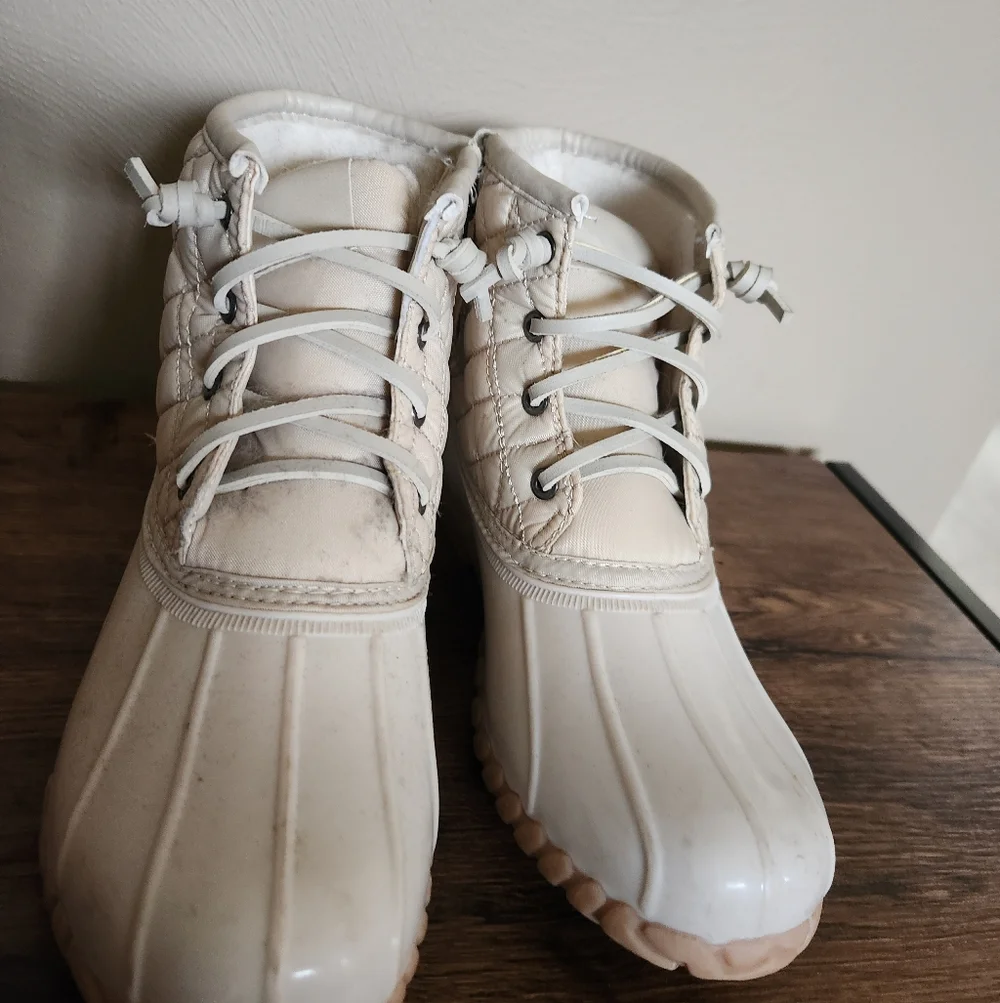 SO Cream Quilted Duck Boots Size 6.5